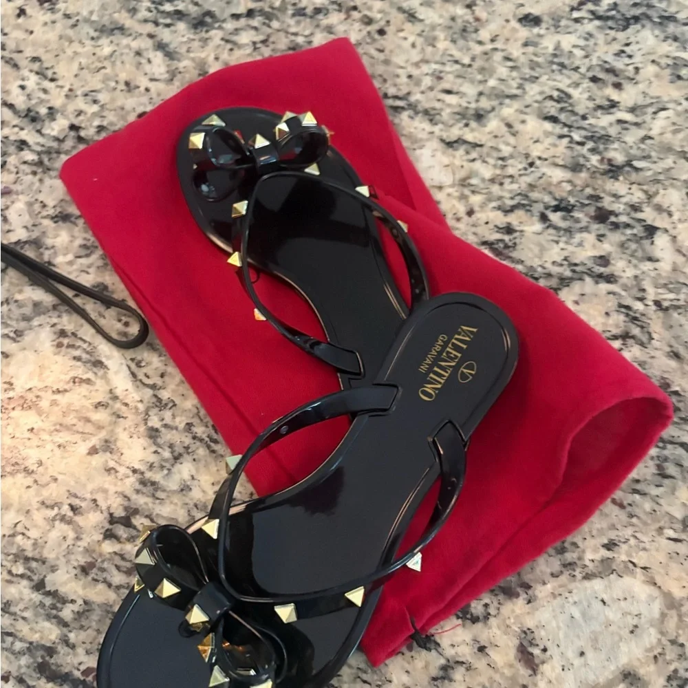 Black Jelly Rockstud Bow Sandals - Picture 1 of 2